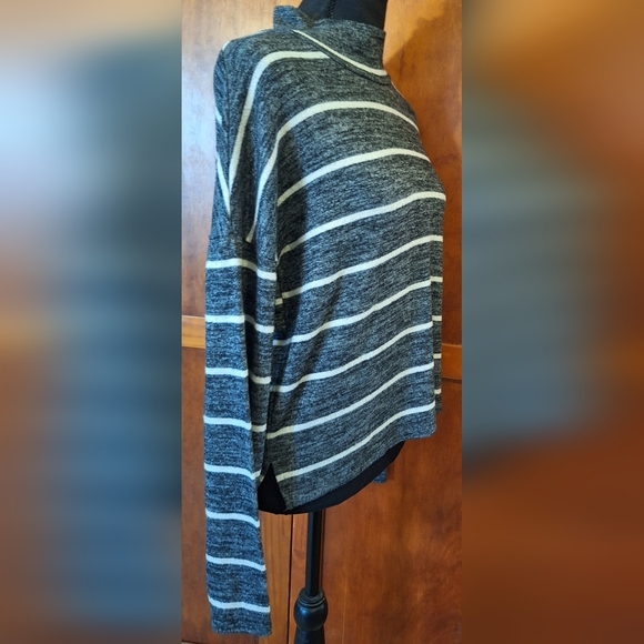 🐢SO turtleneck sweater. Size S - Picture 2 of 5